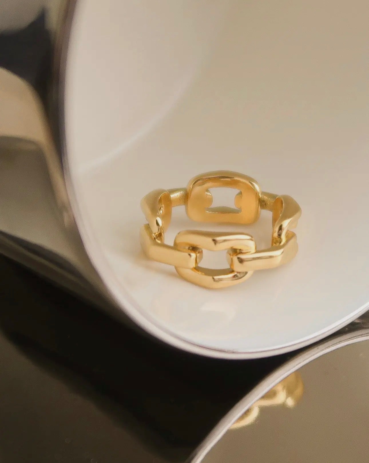 Elegant Chain Link Ring